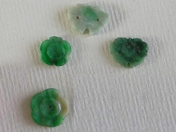 Four small jadeite flowers – (3900)